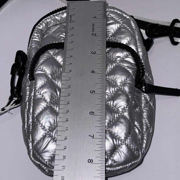 Vooray Core Crossbody Bag Quilted Silver unisex - Picture 8 of 10